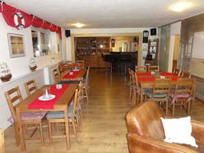 Tägliches kontinentales Frühstück (8.50 EUR pro Person)