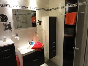 Basic-Penthouse, 1 Schlafzimmer, Kochnische, Seeblick | Badezimmer | Handtücher