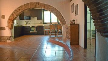 Una cocina con un arco que conduce a un comedor.