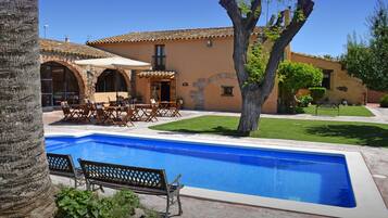 Quarto casal, vista para o jardim, ao lado da piscina | Piscina externa | Piscina externa, guarda-sóis, espreguiçadeiras