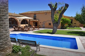 Habitación doble panorámica, vista al jardín, junto a la alberca | Alberca al aire libre | Alberca al aire libre, sombrillas en la alberca y camastros 
