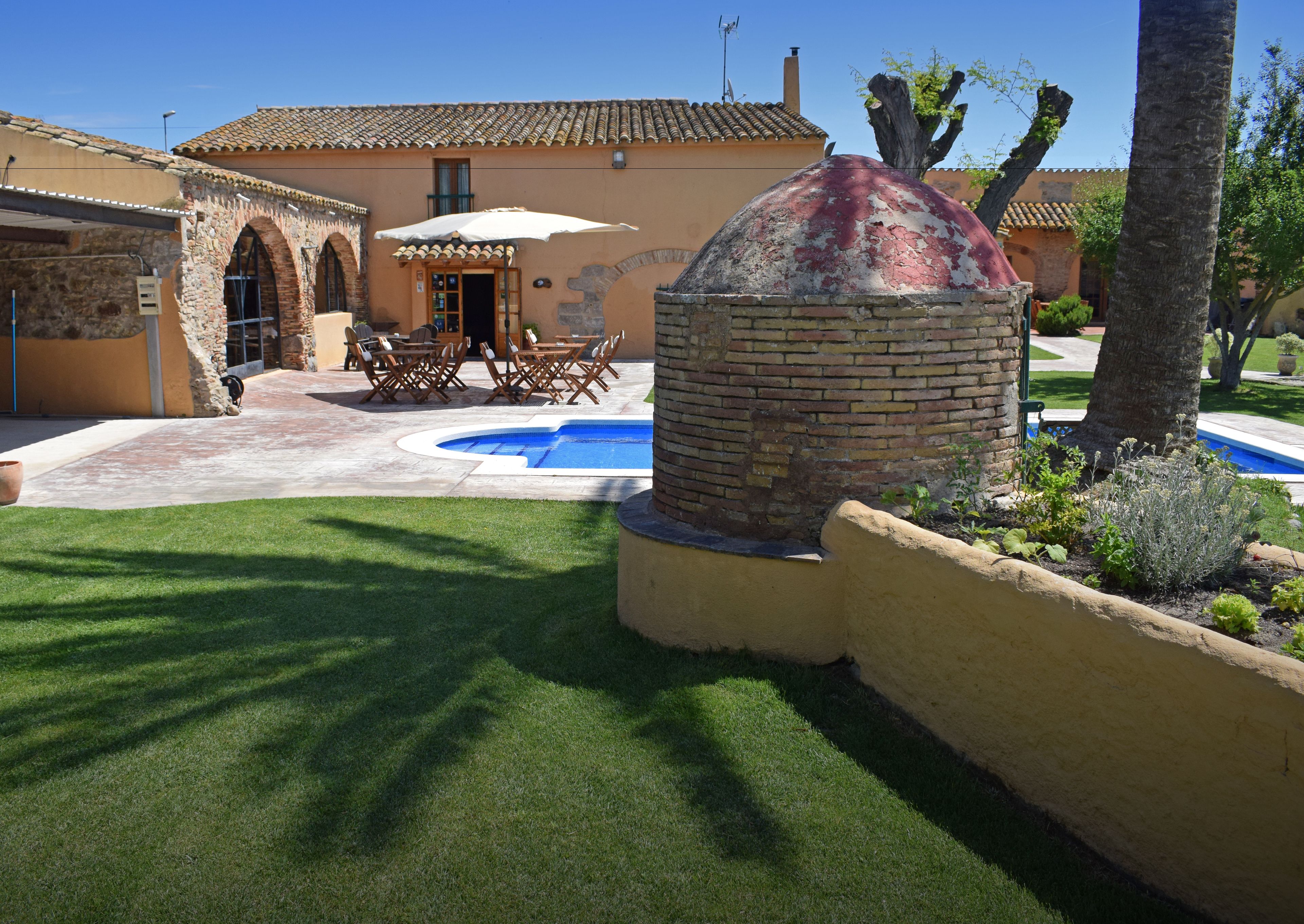 Een buitenzwembad, parasols voor strand/zwembad