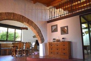 Departamento, 4 habitaciones, Terraza, junto a la alberca | Área de sala de estar | Televisión de pantalla plana 