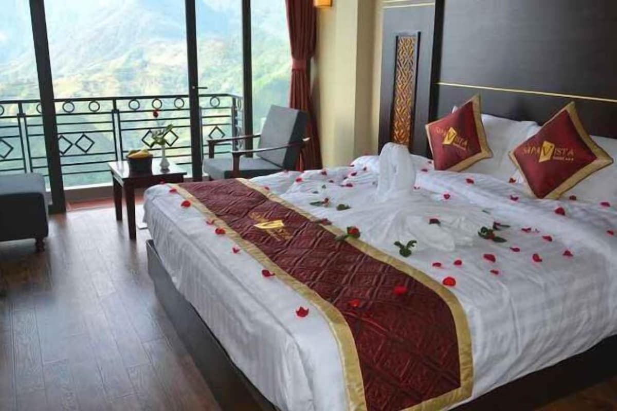 Minibar, brankas, meja kerja, dan kedap suara