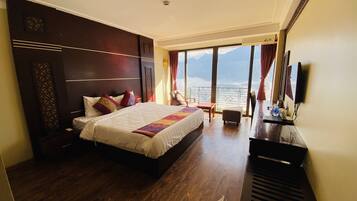 Deluxe kamer, 1 twee- of 2 eenpersoonsbedden | Een minibar, een kluis op de kamer, een bureau, geluiddichte muren