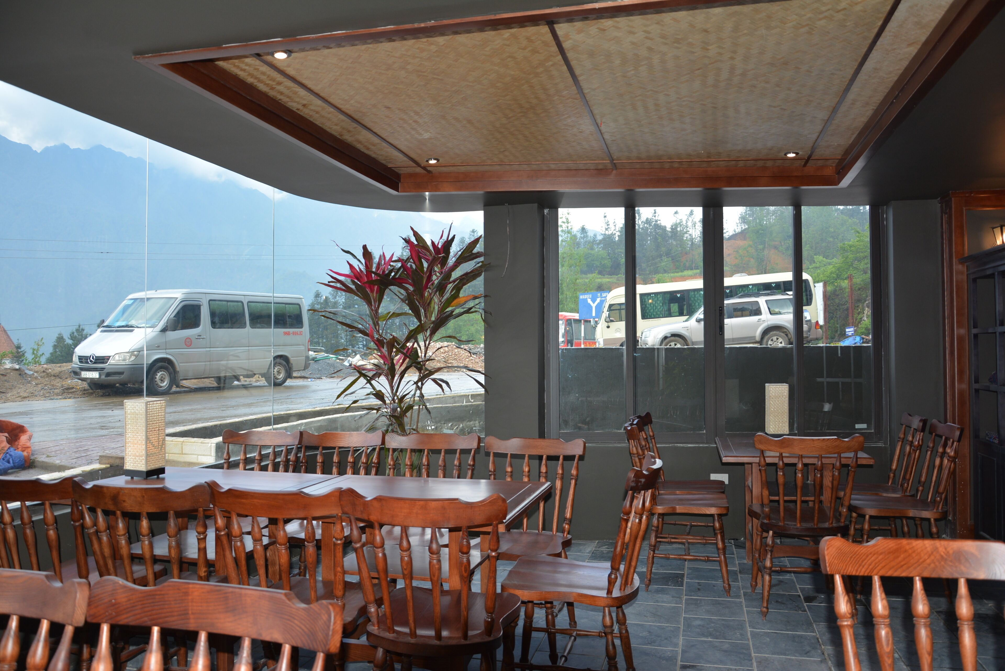 breakfast, lunch, dinner served; international cuisine