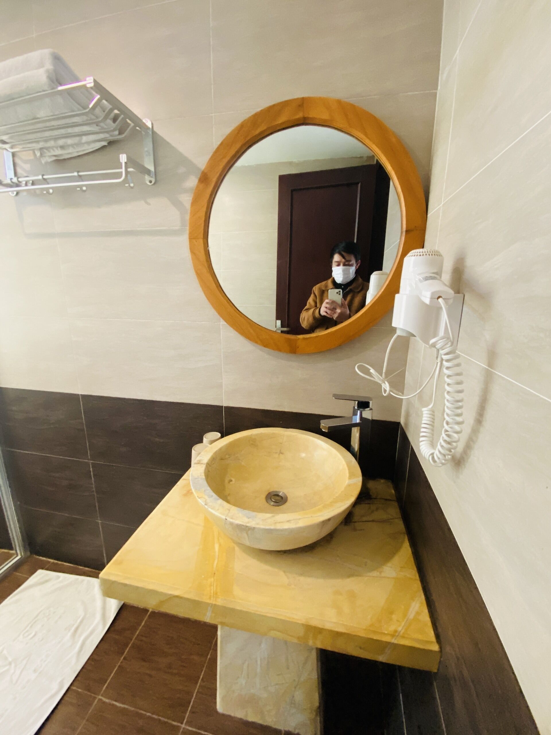 superior double room | bathroom | separate bathtub and shower, hydromassage showerhead, free toiletries