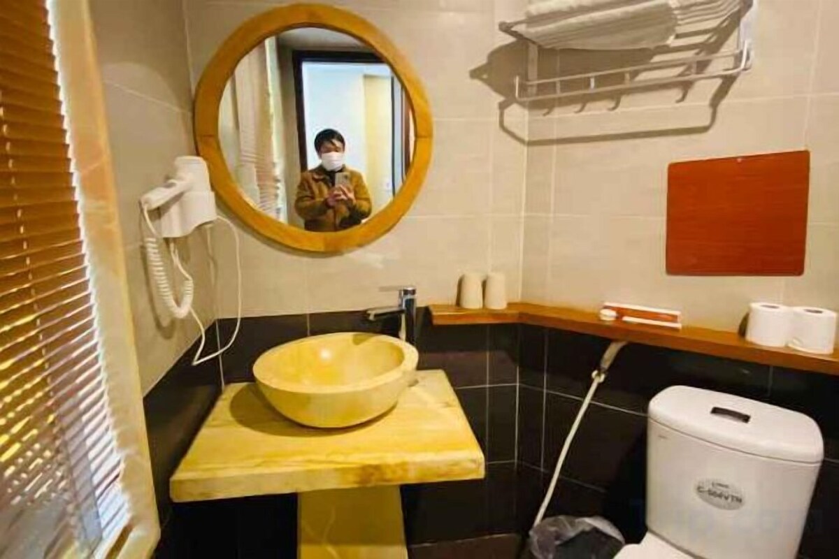 Badkamer | Een aparte badkuip en douche, een hydromassagedouche
