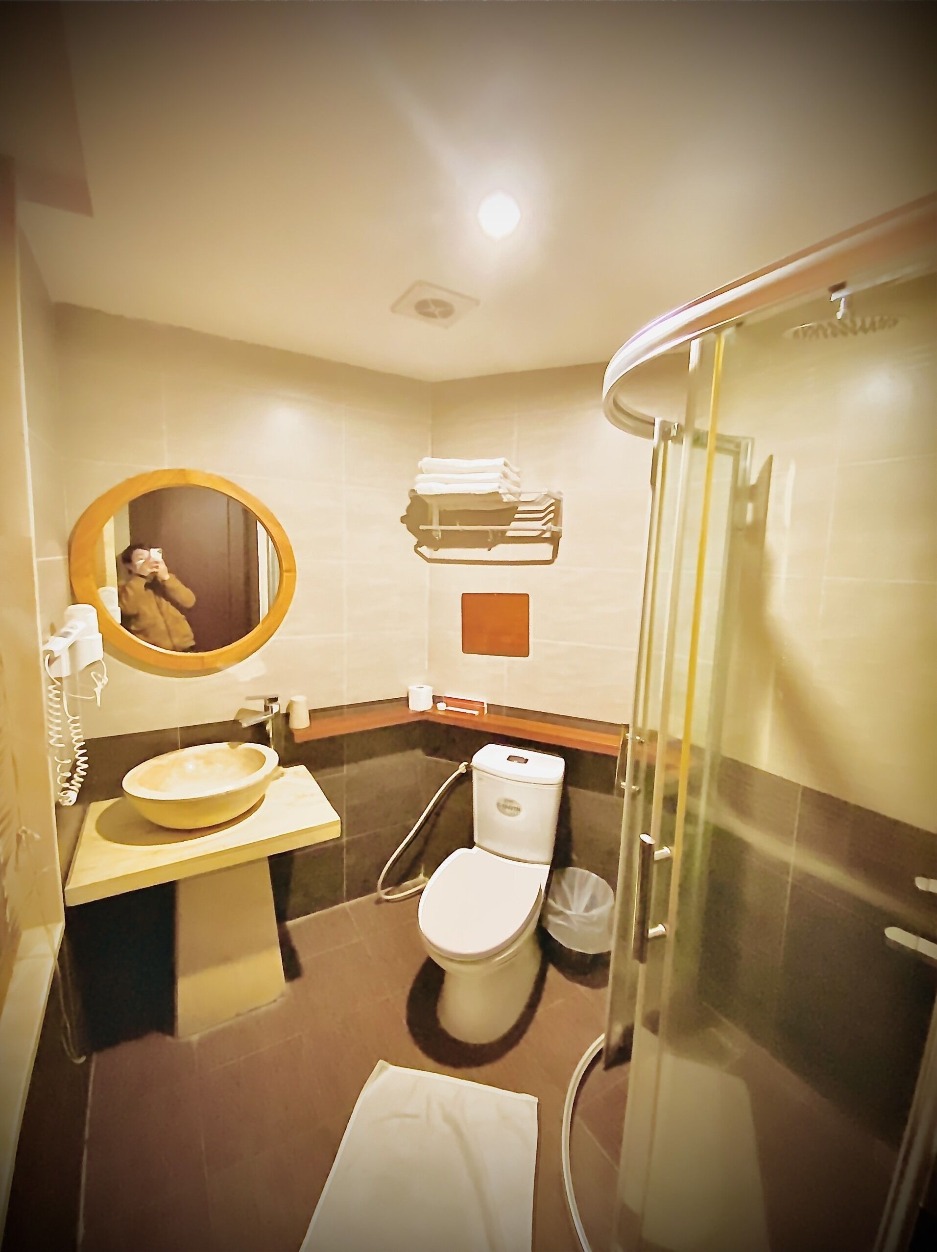 deluxe double or twin room | bathroom | separate bathtub and shower, hydromassage showerhead, free toiletries