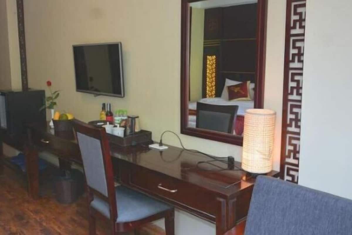 Minibar, caja de seguridad en la habitación y escritorio