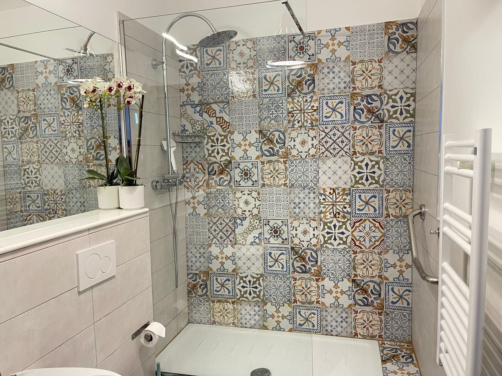 Chambre exécutive double | Salle de bain | Douche, douche cascade, séchoir à cheveux, serviettes fournies