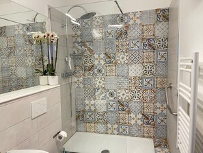 Executive Double Room | Bathroom | Shower, rainfall showerhead, hair dryer, towels - Piazza Mulino 26 (Matera)