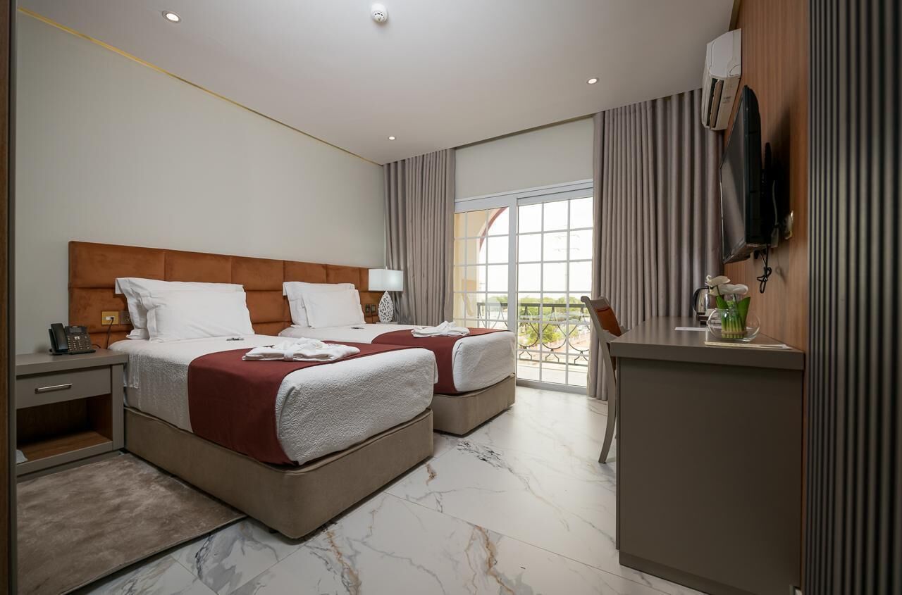 Familien-Zweibettzimmer | Badezimmer | Dusche, kostenlose Toilettenartikel, Haartrockner, Bademäntel