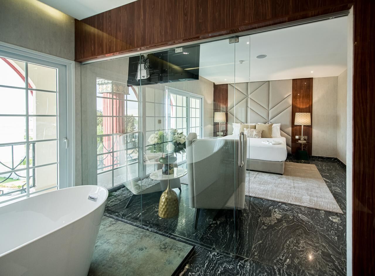 Deluxe suite (Junior) | Badkamer | Een douche, gratis toiletartikelen, een haardroger, badjassen