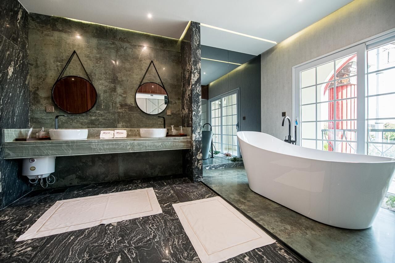 Deluxe Suite (Junior) | Bathroom | Shower, free toiletries, hair dryer, bathrobes