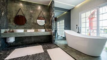 Deluxe Suite (Junior) | Bathroom | Shower, free toiletries, hair dryer, bathrobes