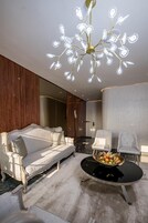 Deluxe Suite (Junior) | Living area | Flat-screen TV