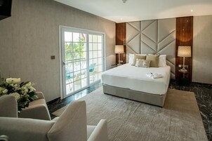 Deluxe Suite (Junior) | Minibar, in-room safe, desk, iron/ironing board