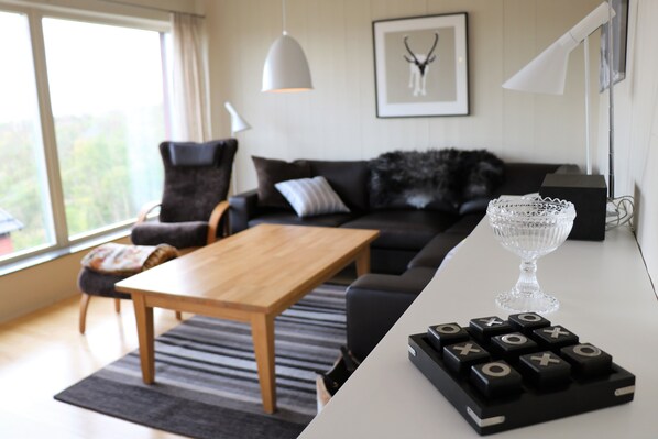 Comfort Triple Room, 3 Bedrooms, Mountain View | Living area