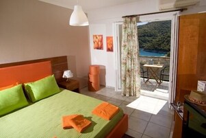 Double Room, Sea View | In-room safe, free cribs/infant beds