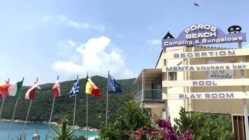 Vista frontal de la propiedad