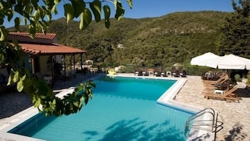 Piscina stagionale all'aperto, ombrelloni da piscina, lettini