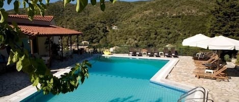 Piscine extérieure (ouverte en saison), parasols de plage