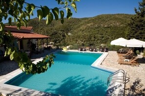 حمّام سباحة خارجي موسمي، مظلات على حمّام السباحة، مقاعد للتشمس