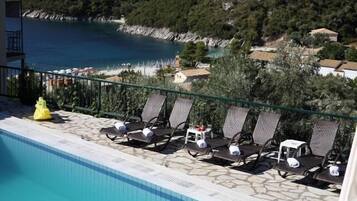 Alberca al aire libre por temporada y sombrillas en la alberca