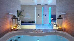 Ein moderner Wellnessbereich mit Whirlpool, zwei Türen zu einer Duschzone und stimmungsvoller Beleuchtung.