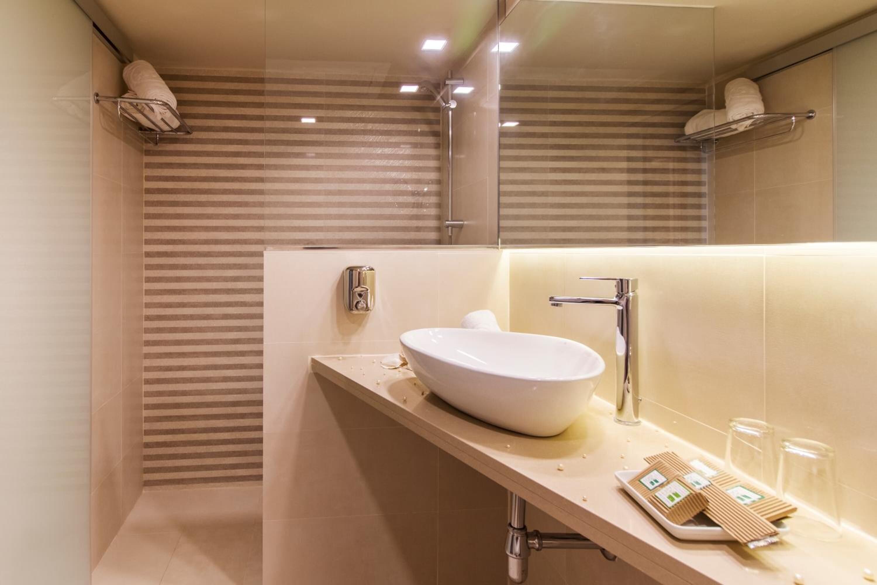 combined shower/bathtub, free toiletries, hair dryer, towels