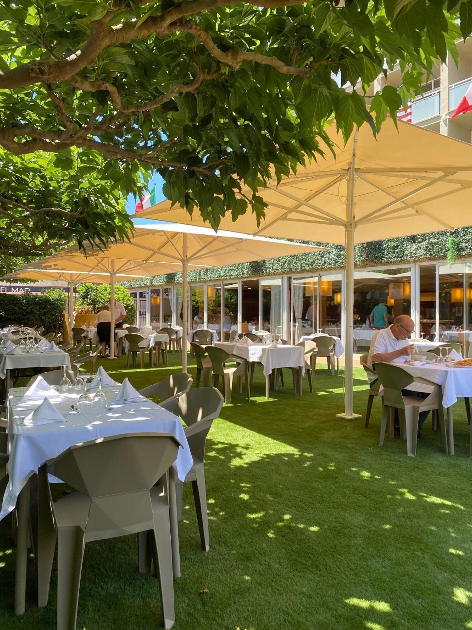 breakfast, lunch, dinner served; international cuisine