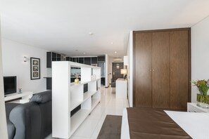 Studiosuite – deluxe, balkong | Oppholdsområde | Flatskjerm-TV