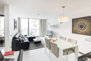 Suite – deluxe, 1 soverom, delvis havutsikt | Oppholdsområde | Flatskjerm-TV