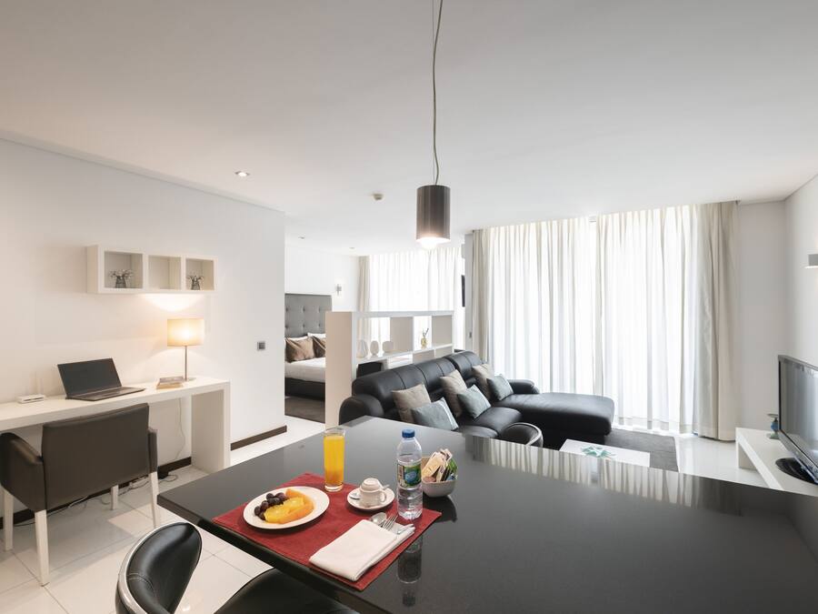 Suite estudio Deluxe, balcón | Caja fuerte, escritorio, espacio para trabajar con un portátil