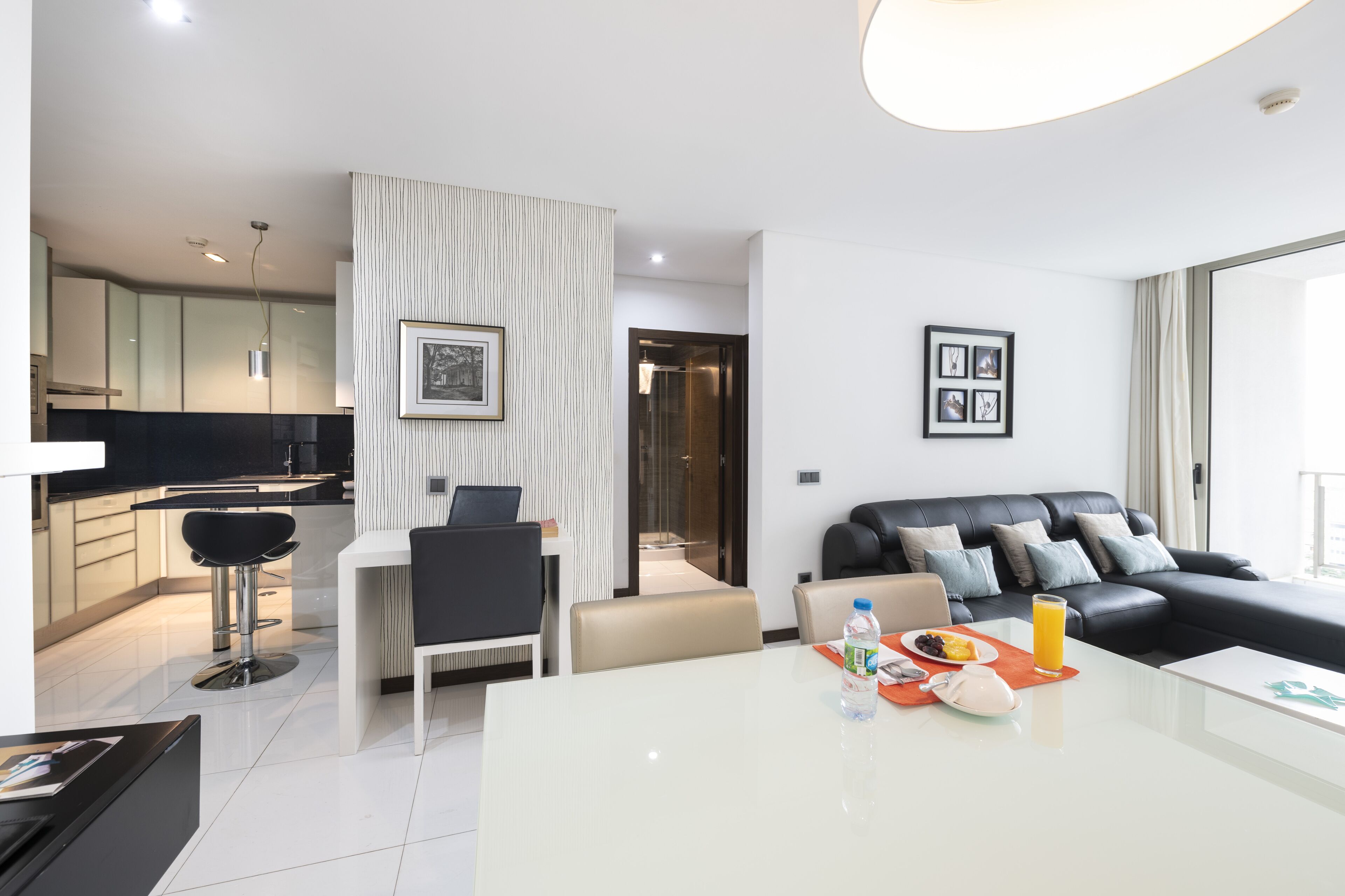 deluxe suite, 1 bedroom, partial ocean view | living area | flat-screen tv