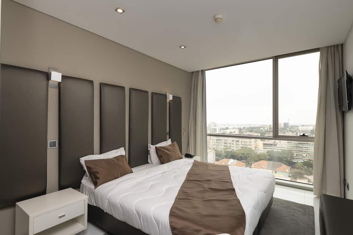 deluxe suite, 1 bedroom, partial ocean view | in-room safe, desk, laptop workspace, blackout curtains