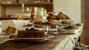 Una mesa de buffet con diversos postres y pasteles.