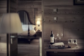 Suite (Colani Suite) | Minibar, in-room safe, blackout drapes, soundproofing - Chesa Stuva Colani (Madulain)