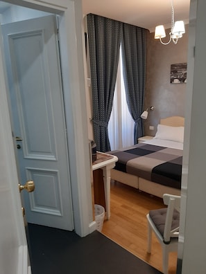 Double Room | In-room safe, iron/ironing board, free WiFi, bed sheets