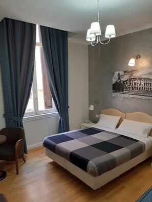 Standard-Dreibettzimmer | Zimmersafe, Bügeleisen/Bügelbrett, kostenloses WLAN, Bettwäsche