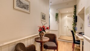 Coin salon dans le hall