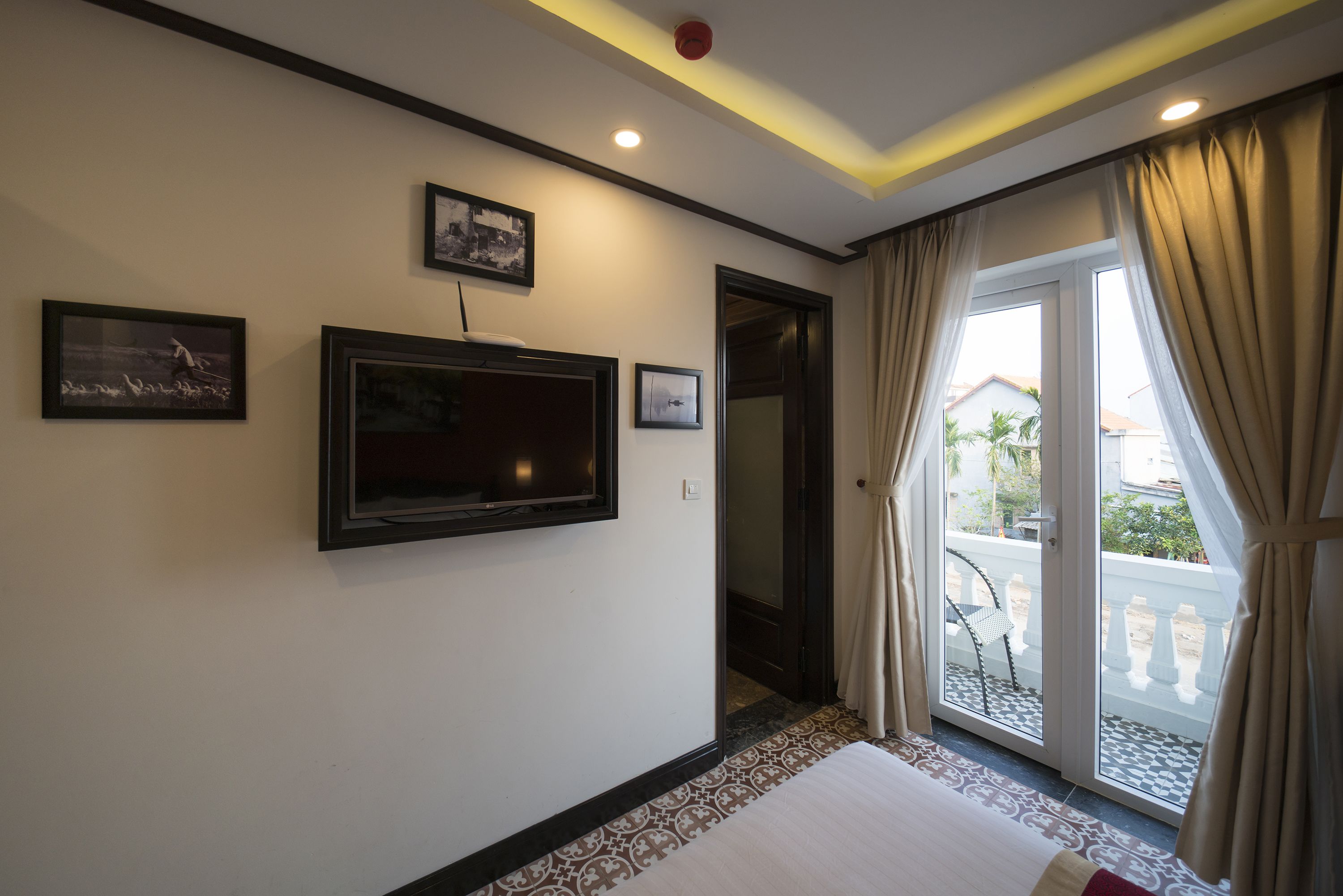standard double room, balcony | minibar, in-room safe, desk, blackout curtains