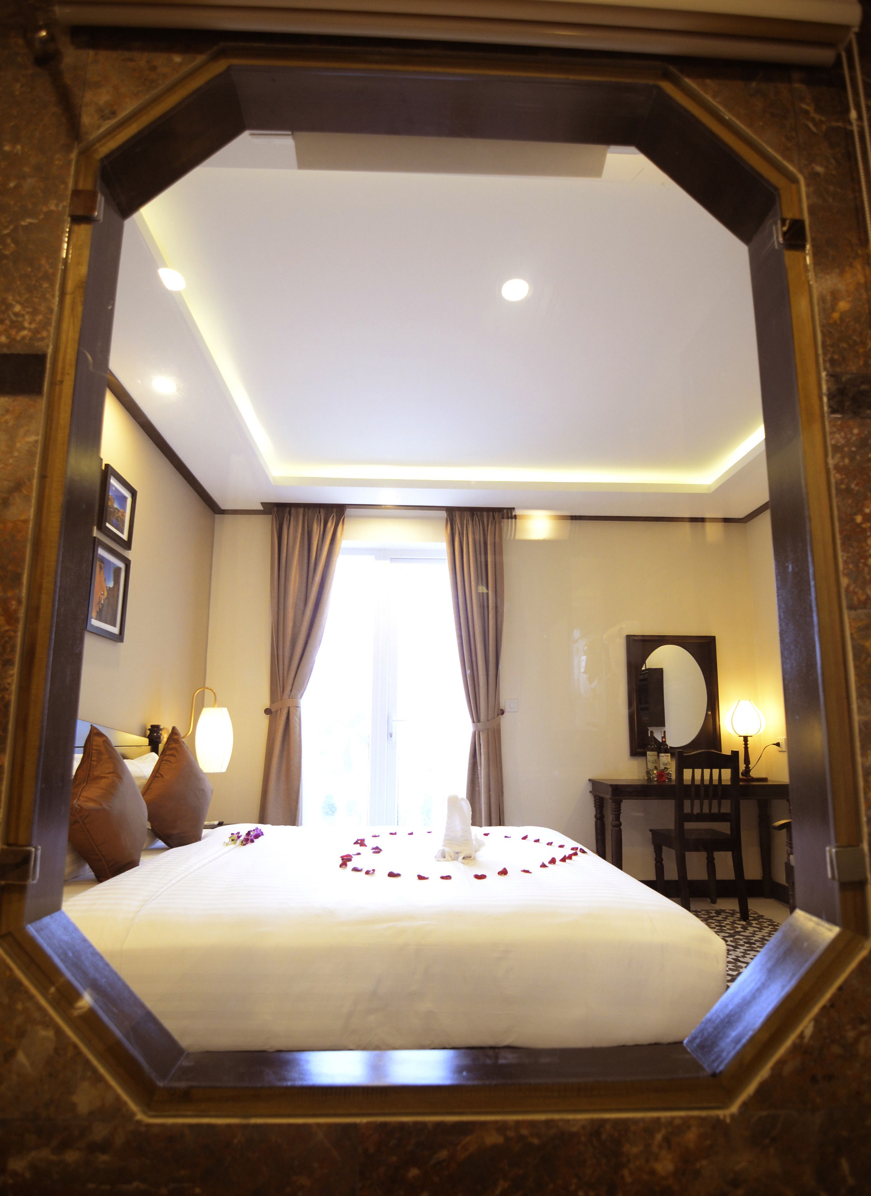 minibar, in-room safe, desk, blackout curtains