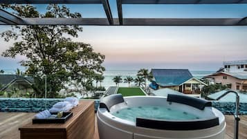 Grand Suite Jacuzzi | Bathroom | Free toiletries, hair dryer, bathrobes, slippers