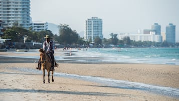 På stranden och strandhanddukar