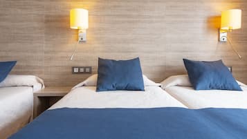 Standardværelse til 3 personer - havudsigt | Skrivebord, mørklægningsgardiner, gratis baby-/barnesenge, gratis Wi-Fi