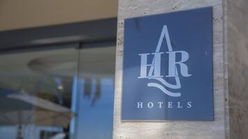 Un cartel de 'HR Hotels' sobre una pared de mármol.