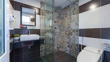 Superior-Doppelzimmer | Badezimmer | Dusche, kostenlose Toilettenartikel, Haartrockner, Hausschuhe