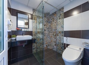 Superior Double Room | Bathroom | Shower, free toiletries, hair dryer, slippers - NuNi Hoi An Homestay (Da Nang)